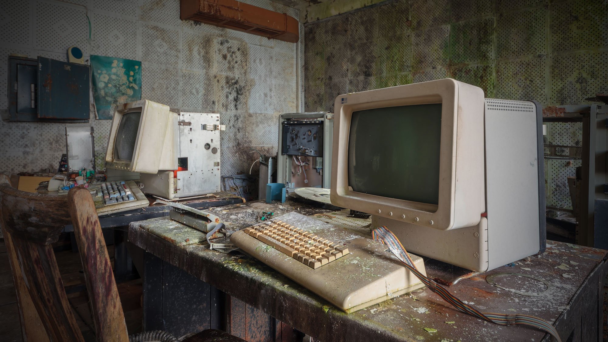 old-computers-from-the-80s-in-an-abandoned-computi-2024-10-18-06-34-28-utc